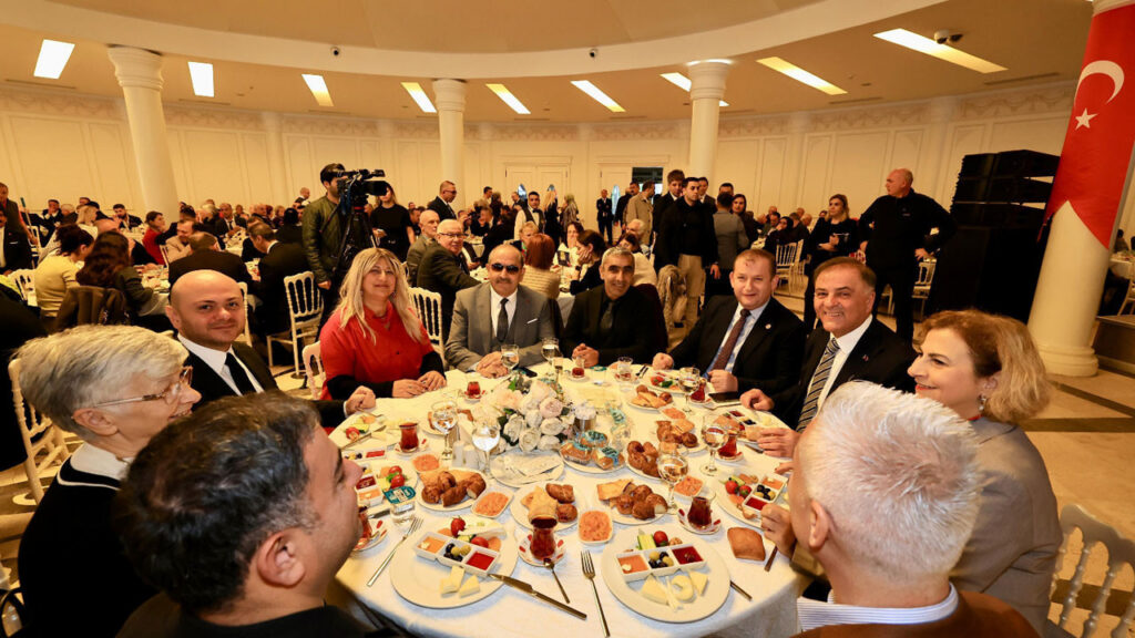 Kentin gizli kahramanları bir arada: İBB 961 mahalle muhtarını ağırladı