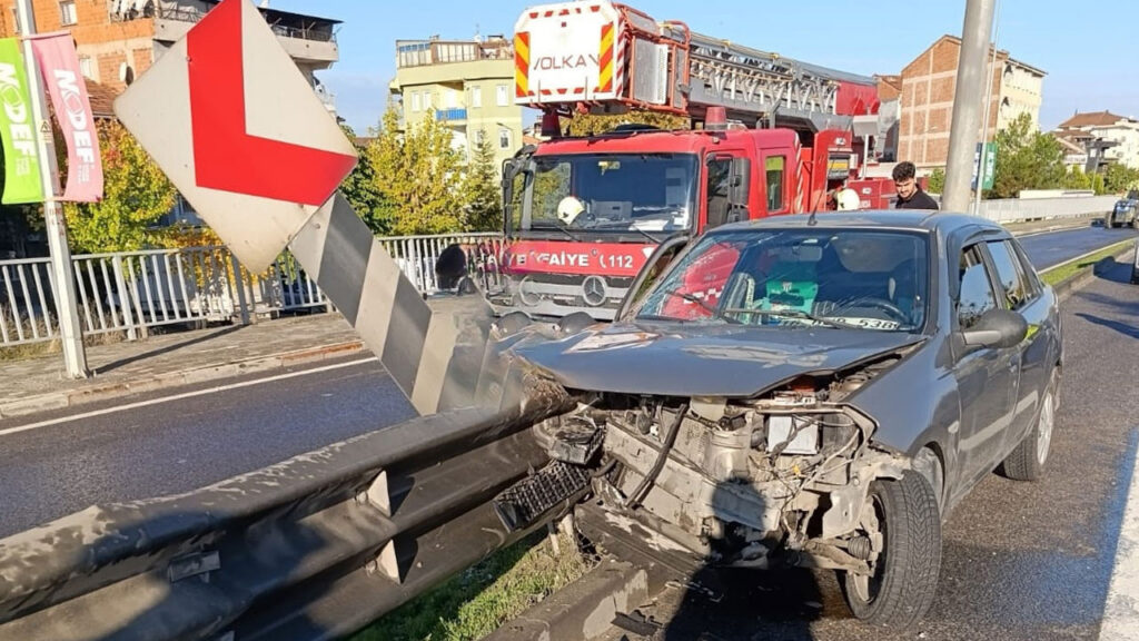 Otomobil refüje ok gibi saplandı: Bursa’da feci kaza