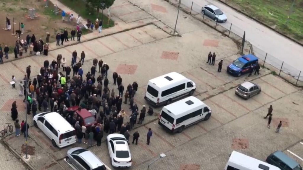 Site yönetiminin ek ödeme talebi ortalığı karıştırdı: Vatandaşlar yönetimi protesto etti